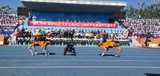 凌天攜帶四足機器狗、偵檢無人機等高精尖裝備走進校園，助力北京通州市馬駒橋學校首屆科技嘉年華